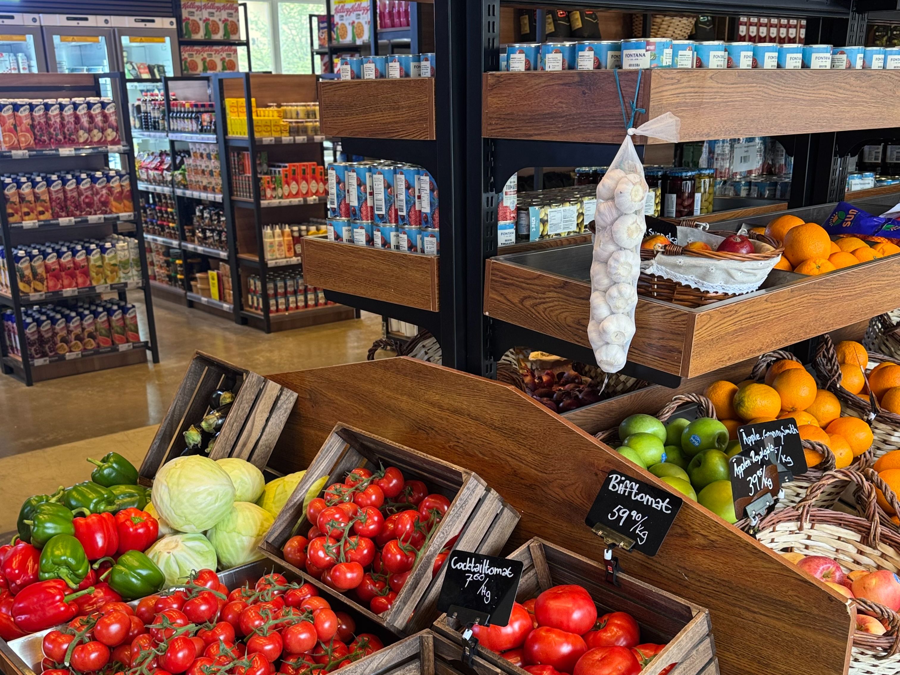 Bil innefrån affär med färska grönsaker och frukt